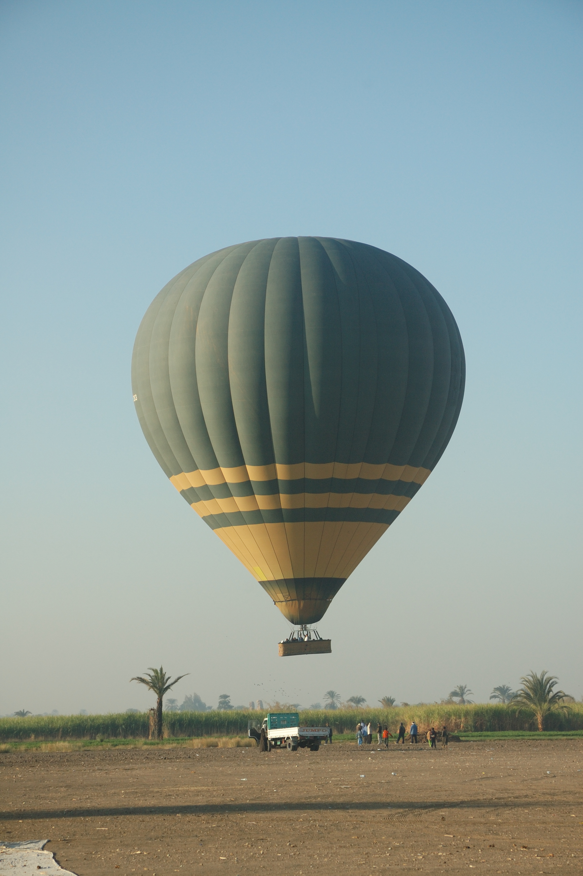 A hot air balloon crash over Luxor | thecuriousastronomer2000 x 3008